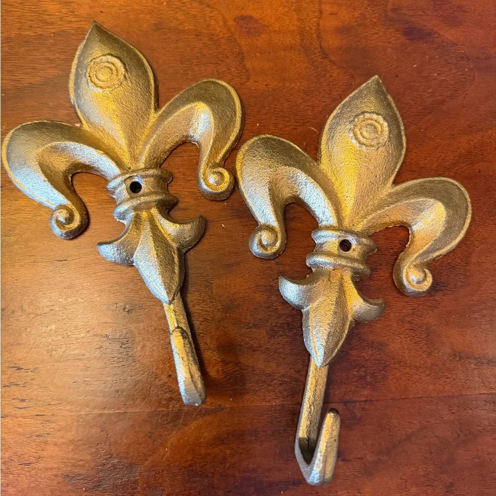 Pair of cast iron Fleur-de-lis wall hooks - Picture 2 of 5